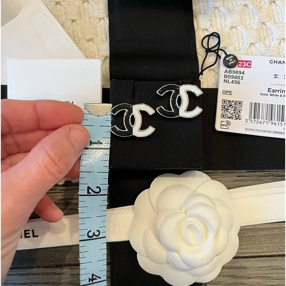 ❌SOLD❌CHANEL 23C Black & White XLarge CC logo stud earrings NEW w/TAGS & RECEIPT - Picture 13 of 13